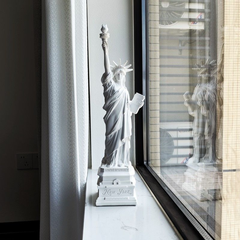 Statue of Liberty Model Desk A - огляд і ціна Travel Accessories New York