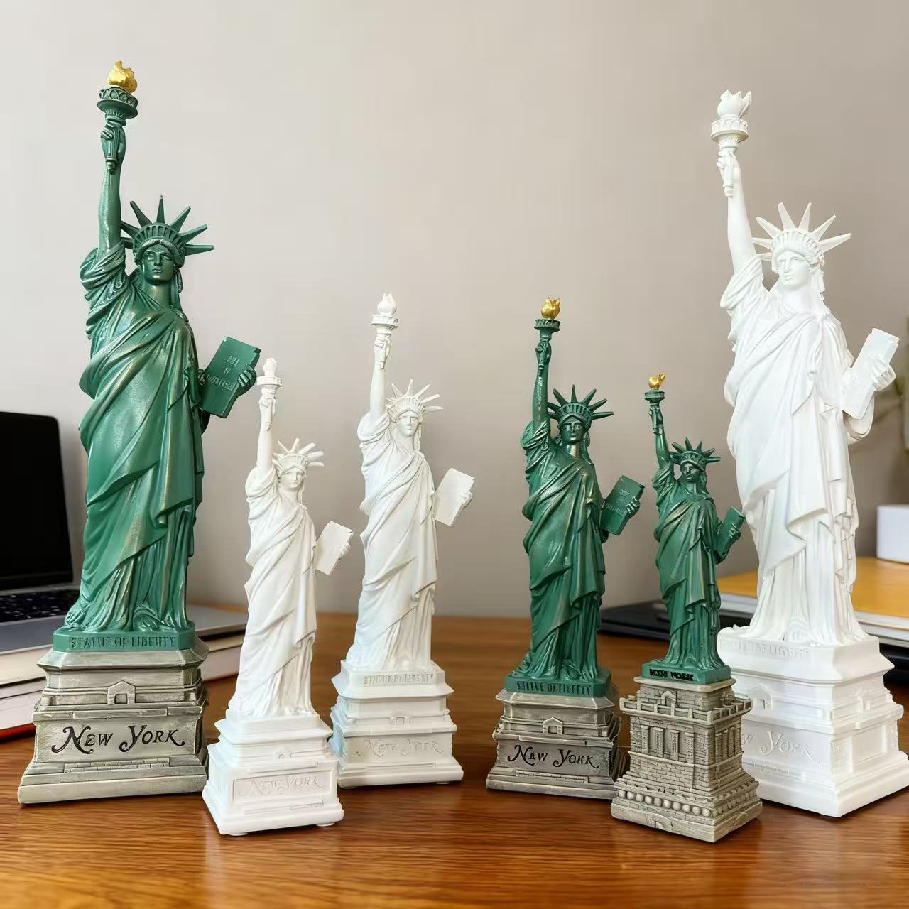 Statue of Liberty Model Desk A - огляд і ціна Travel Accessories New York