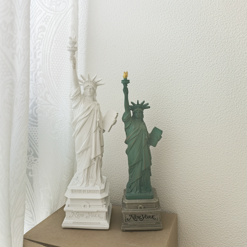 Statue of Liberty Model Desk A - огляд і ціна Travel Accessories New York